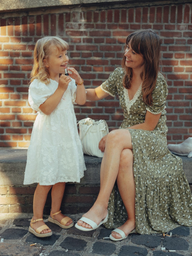 Elegant Mother and Daughter Photographs in Amsterdam