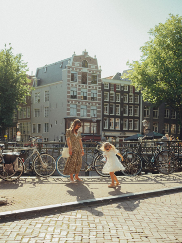 Spontaneous Mother and Daughter Photography in Amsterdam